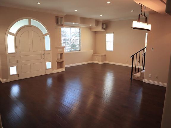 Massive living room with 10' ceilings