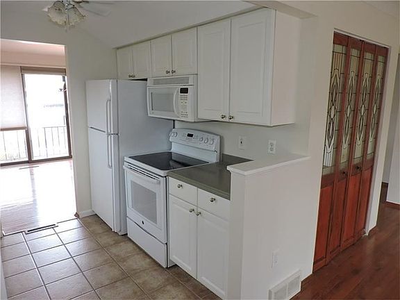 3rd image of 400 Allenberry Dr