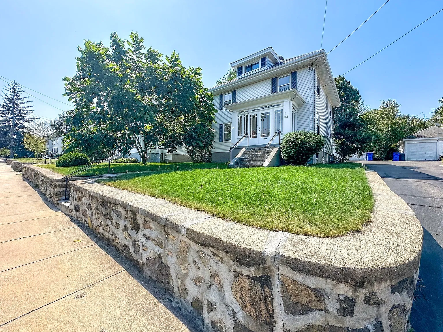 4 bed, 1.5 bath, 2055 sqft, $4,500 — Photo 3