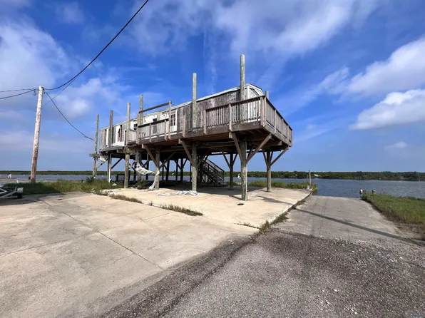 143 Gormley Ln, Grand Isle, LA 70358