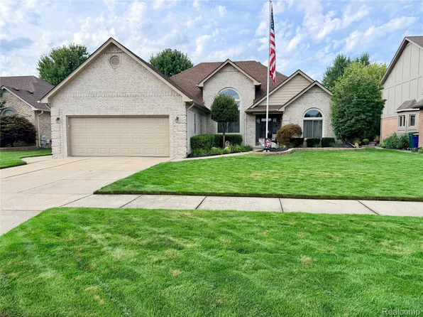 19287 Scenic Harbor Dr, Macomb, MI 48044