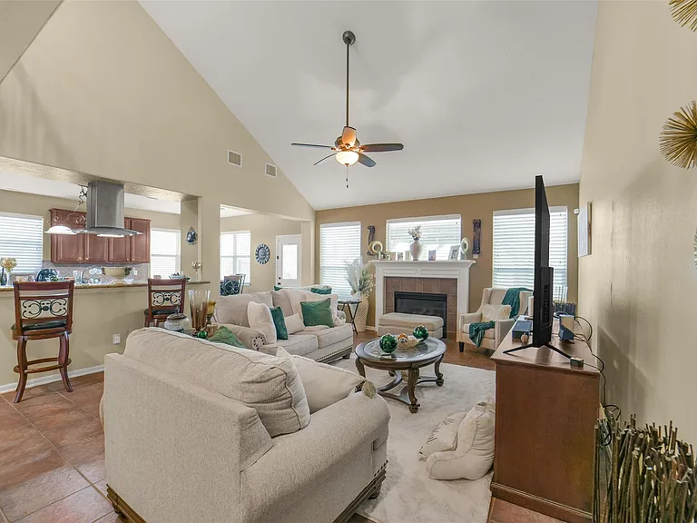 2103 Blue Water Bay Dr — Photo 11