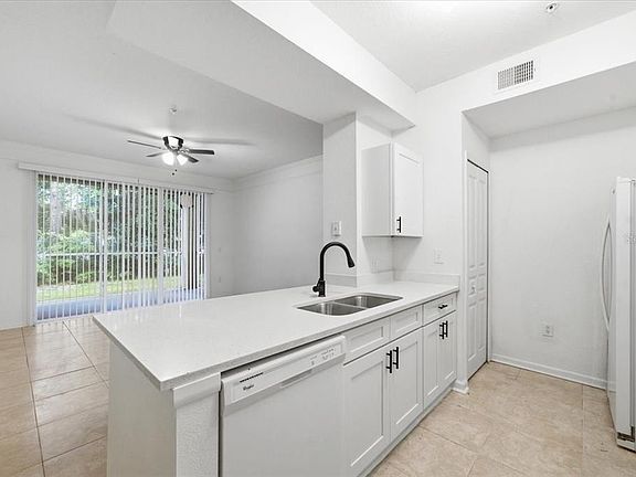 4th image of 17104 CARRINGTON PARK DRIVE #516