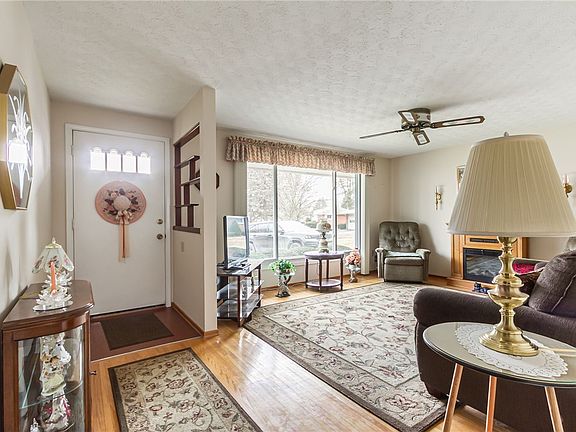 3rd image of 142 Frandee Ln