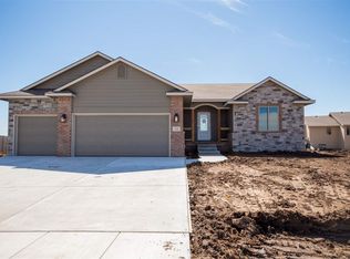 1106 N Lake Ridge Ct, Derby, KS 67037