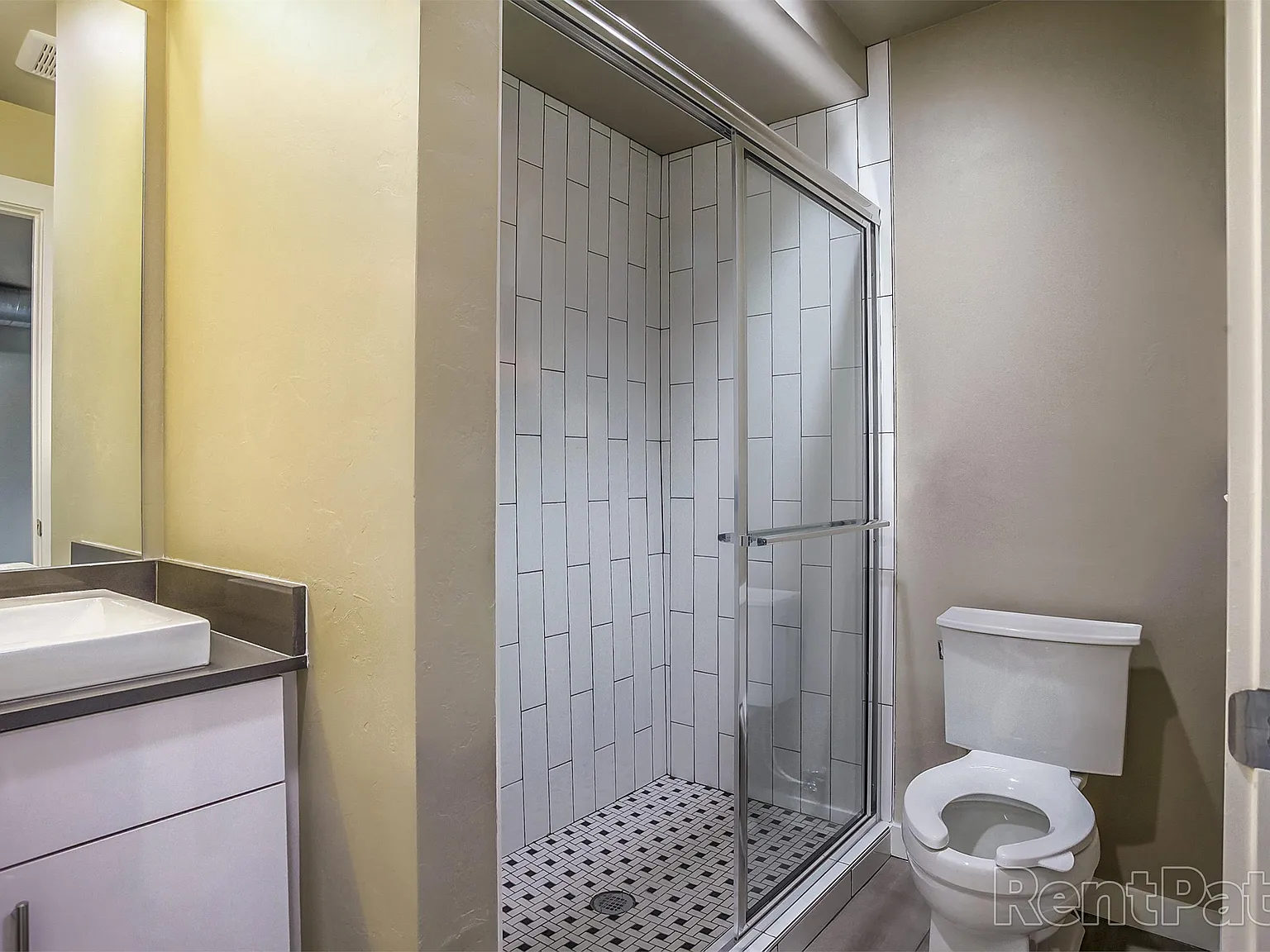 The Vic - East - 202 — Photo 2