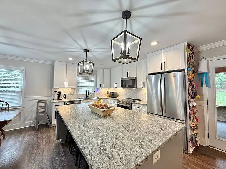 908 Plateau Ln — Photo 3