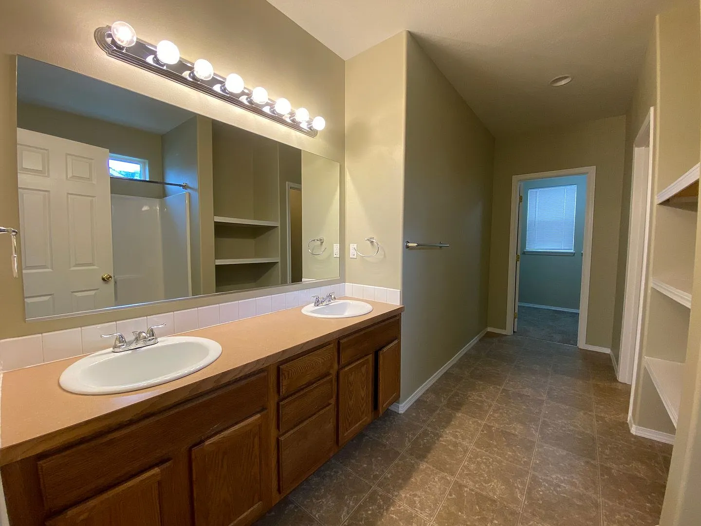Airway Heights 3 Bed 2.5 bath plus LARGE rec. room. — Photo 4