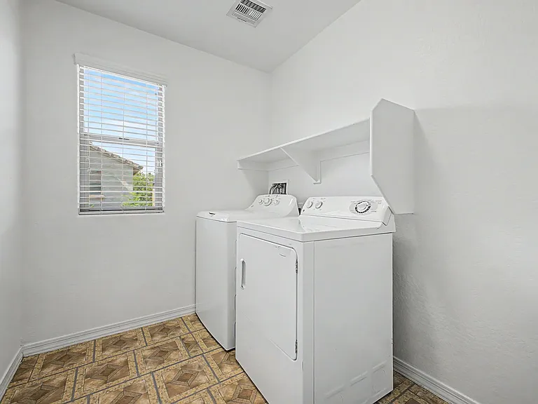 2048 W Monte Cristo Ave — Photo 35