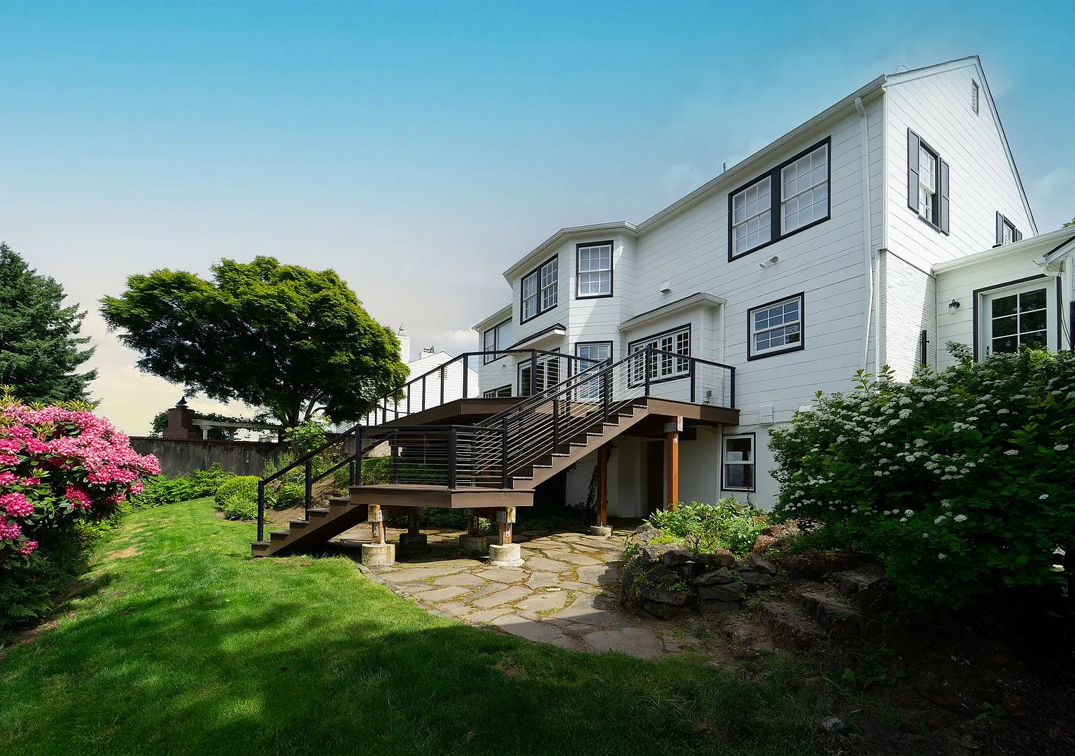 Stunning Luxurious Home with City Views! — Photo 2