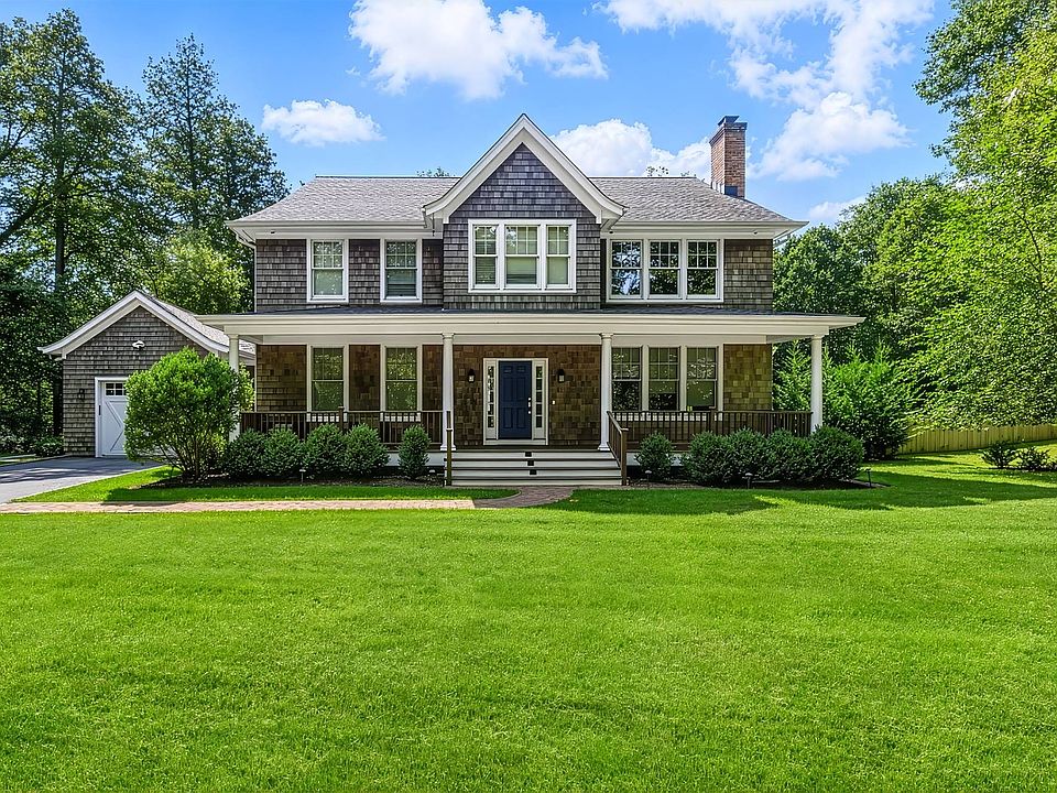 1st image of 20 Bay Woods Dr