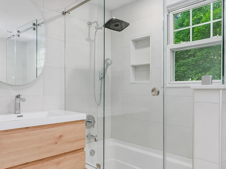 Full Bath with shower/tub combo