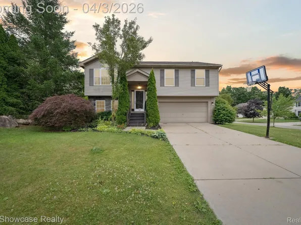 2738 Birchwood Dr, Waterford, MI 48329