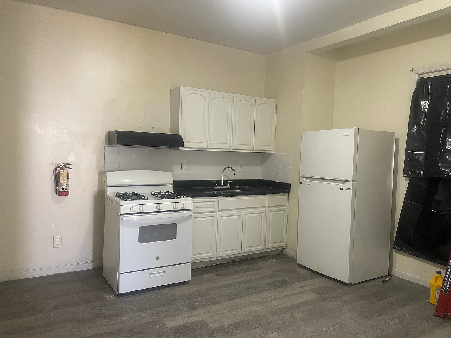 3 bed, $2,100 — Photo 4