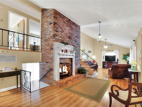 3rd image of 107 W Lake Ruby Dr