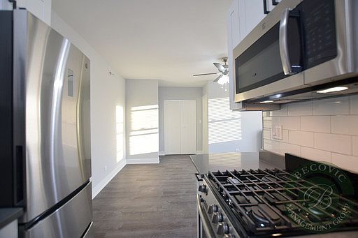 2nd image of 1521 W Sherwin Ave #509