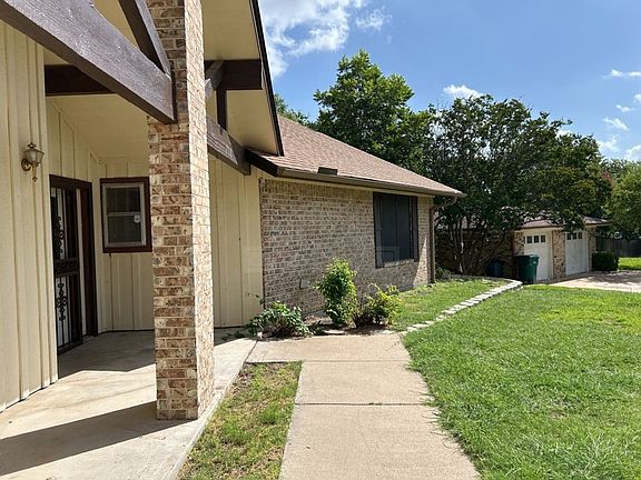 4th image of 700 Cedar Oaks Ln