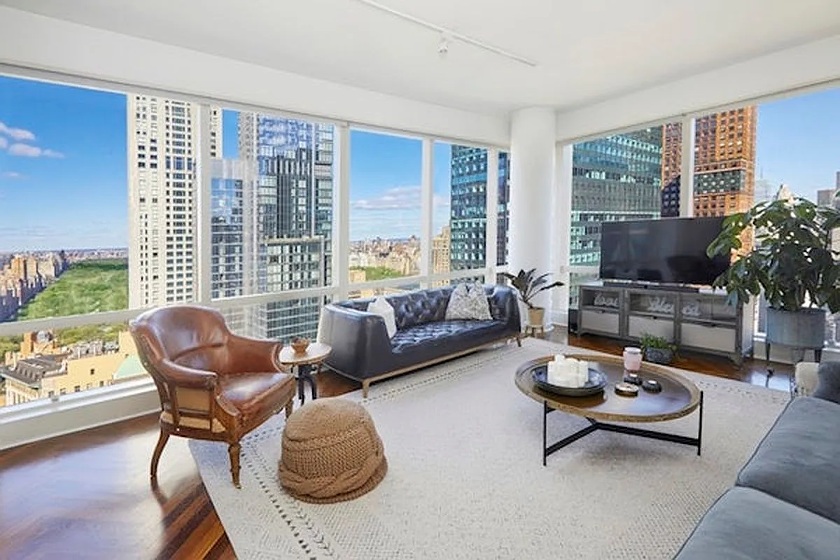 230 W 56th St APT 52A photo 1