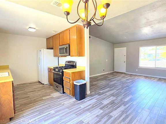 5th image of 1546 Clock Ave