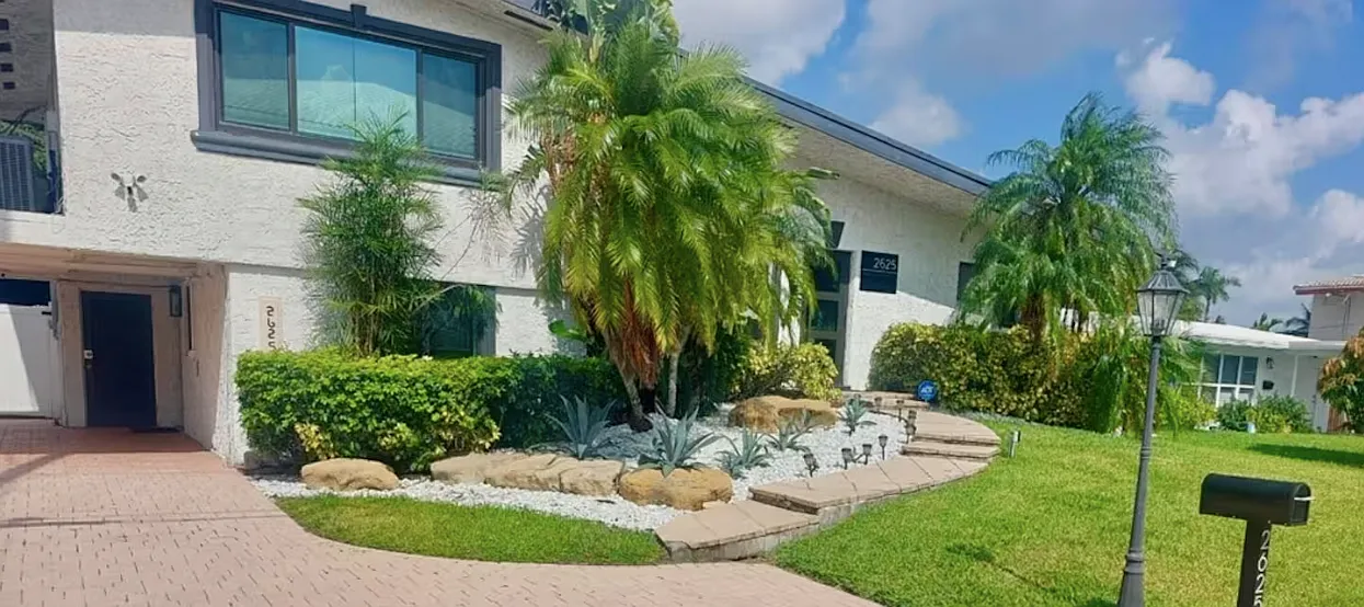 5 bed, 2382 sqft, $8,300 — Photo 3