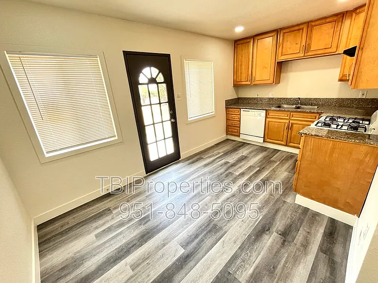 4667 N Mayfield Ave — Photo 6