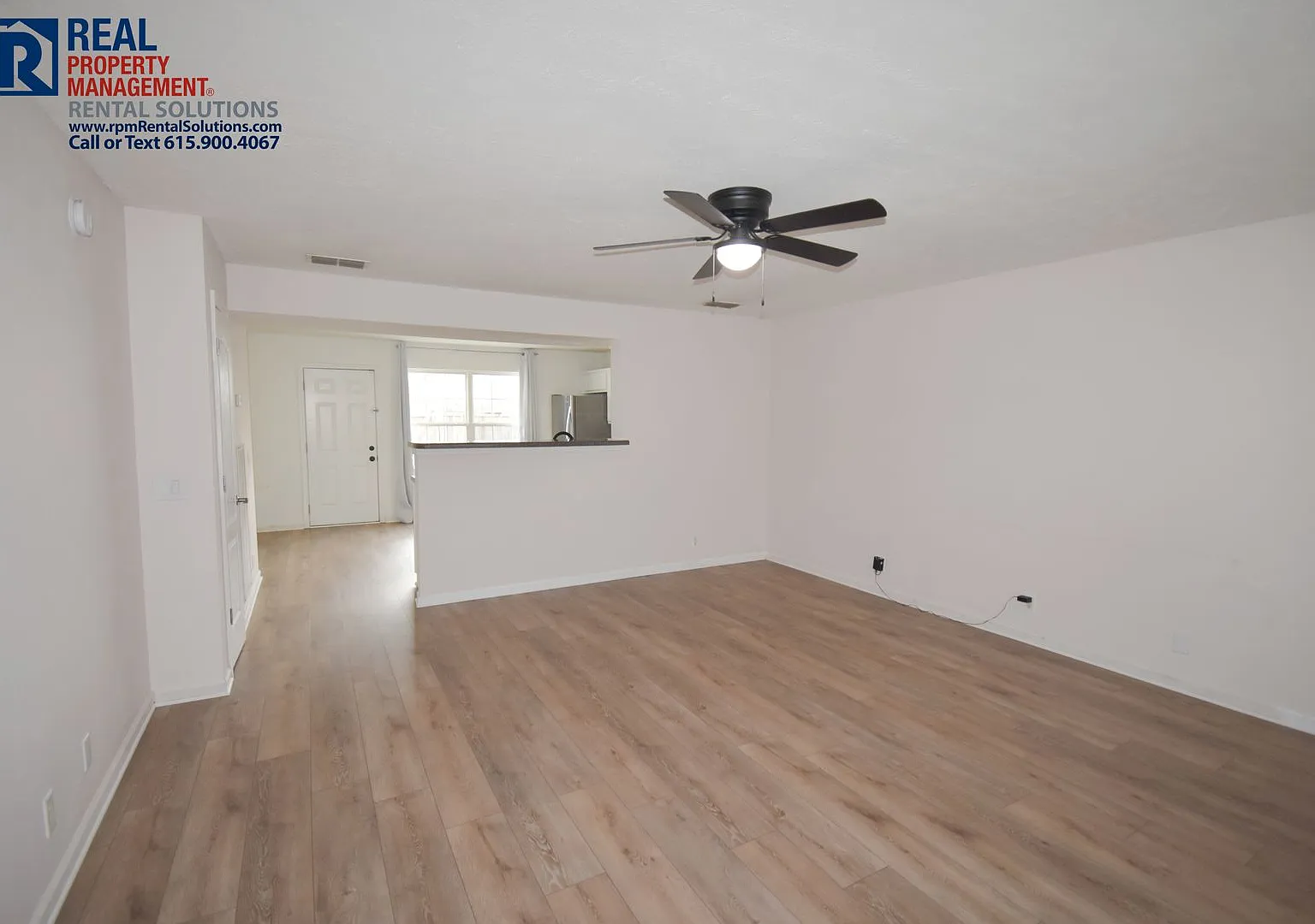 Great 2BD 2.5BA end unit townhome, lawncare & garbage included! — Photo 2