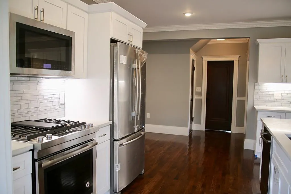 5 bed, 2500 sqft, $4,500 — Photo 1