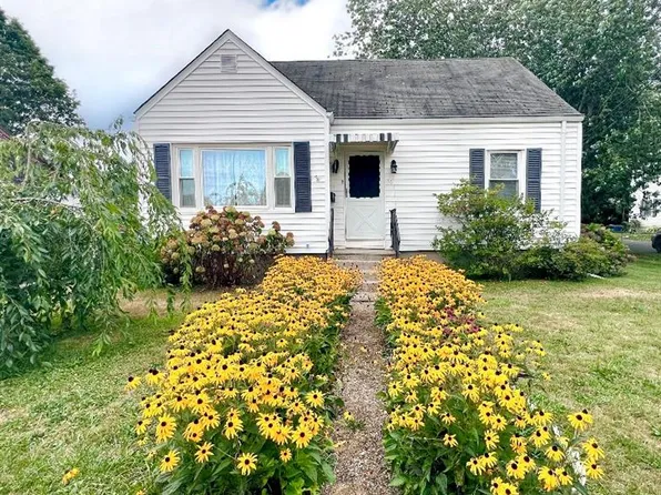 86 Maple Ave, Middletown, RI 02842