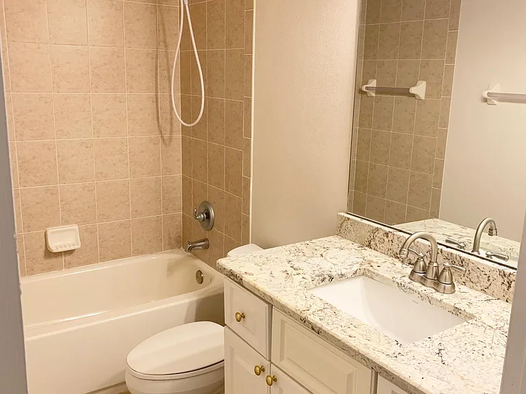 Guest Bathroom with Tub/Shower Combo