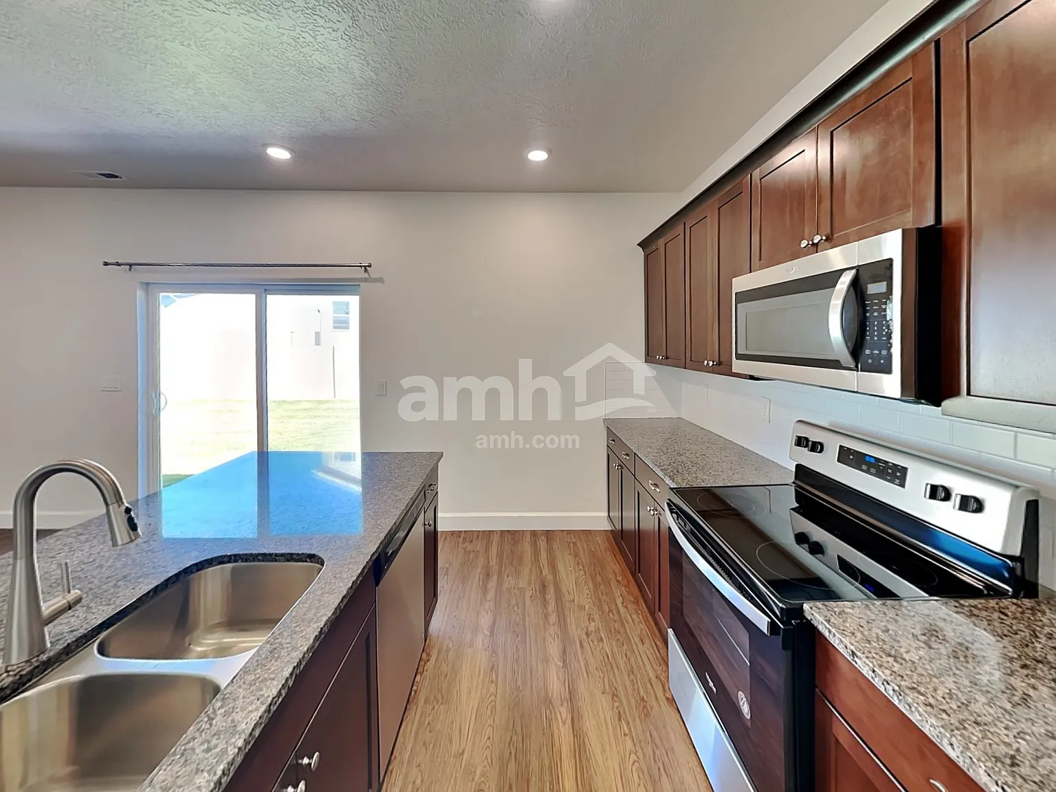 3 bed, 2.5 bath, 1854 sqft, $2,240 — Photo 3