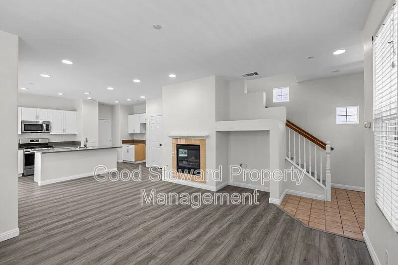 3 bed, 2.5 bath, 1460 sqft, $4,300 — Photo 4