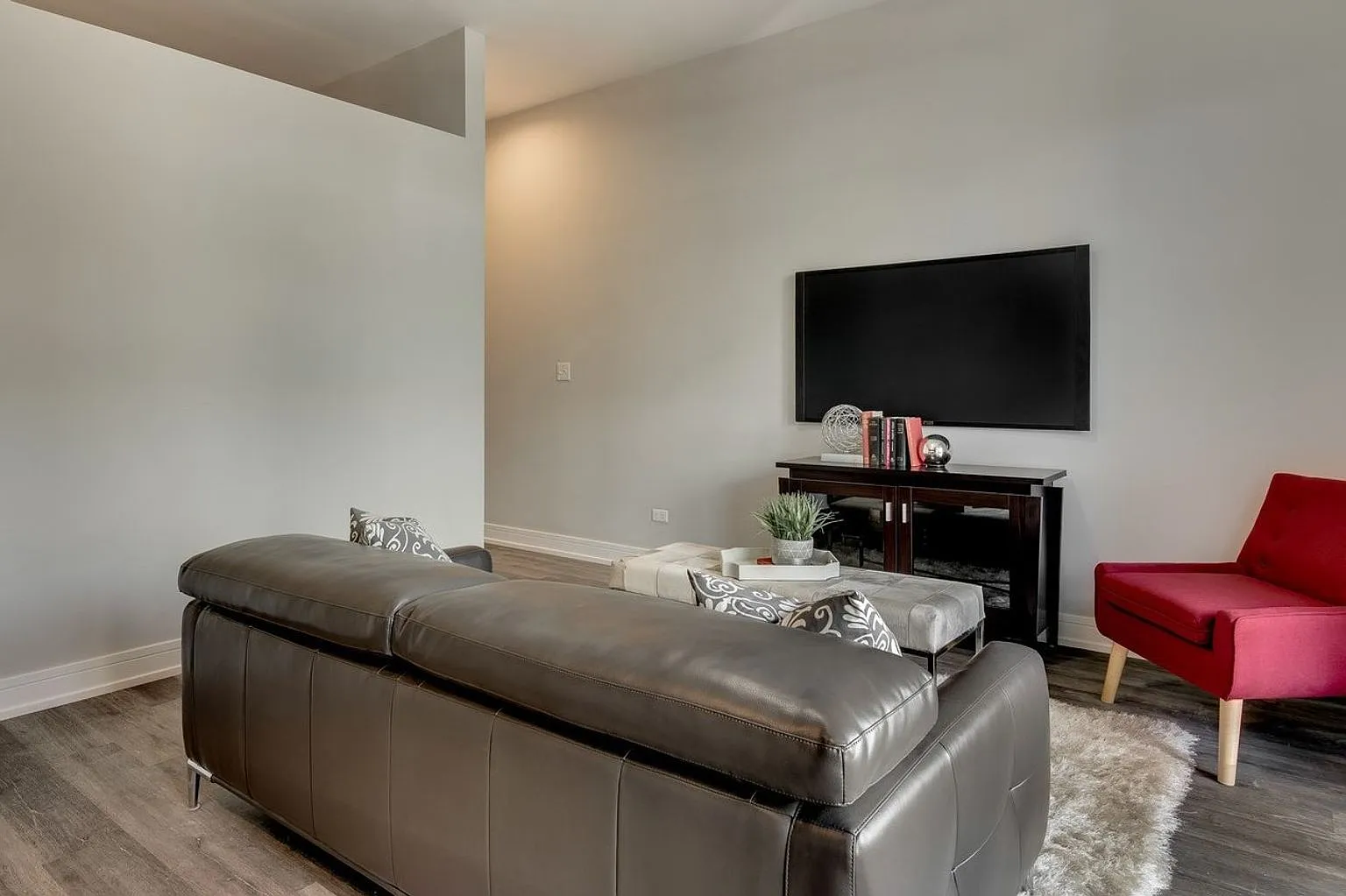 West Lakeview 1 Bed / 1 Bath - Top Floor - Available July 9th! — Photo 2