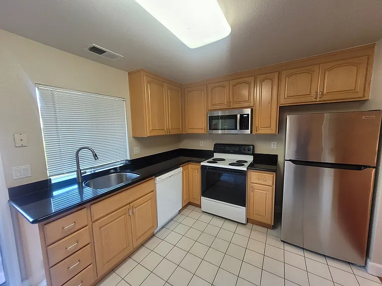1908 Hackett Ave — Photo 2