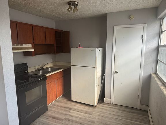2nd image of 1813 W 6th St APT 4
