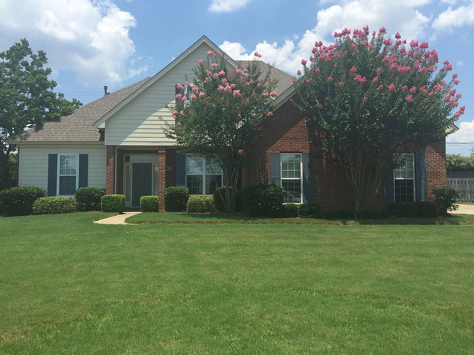 4 bedroom 3 bathroom and bonus room in Deer Creek