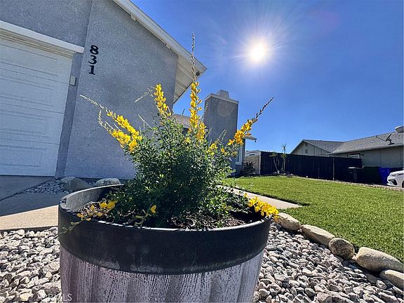 2nd image of 831 W Cerritos St