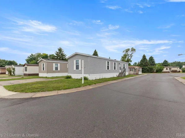 76 Fawn Lake Dr, Walled Lake, MI 48390