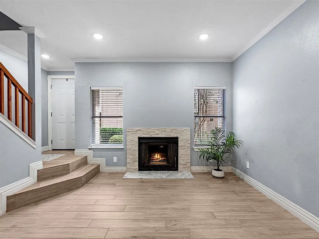 1 bed, 1.5 bath, 896 sqft, $1,320 — Photo 3