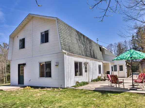 3277 W 16th St, Fremont, MI 49412