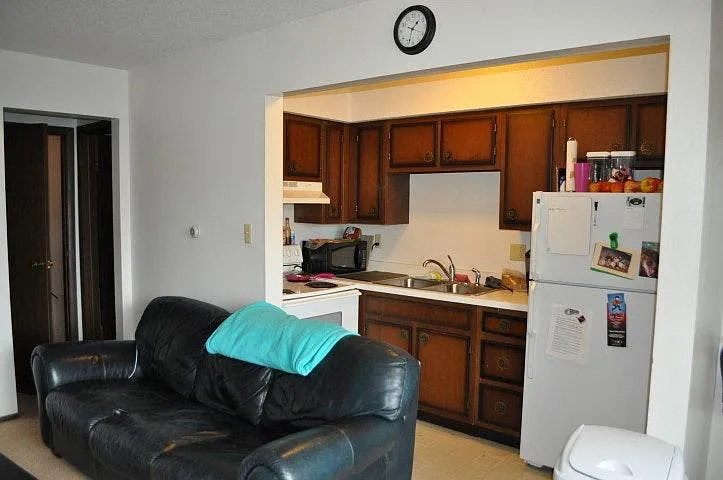 702 E Washington St #6 — Photo 3