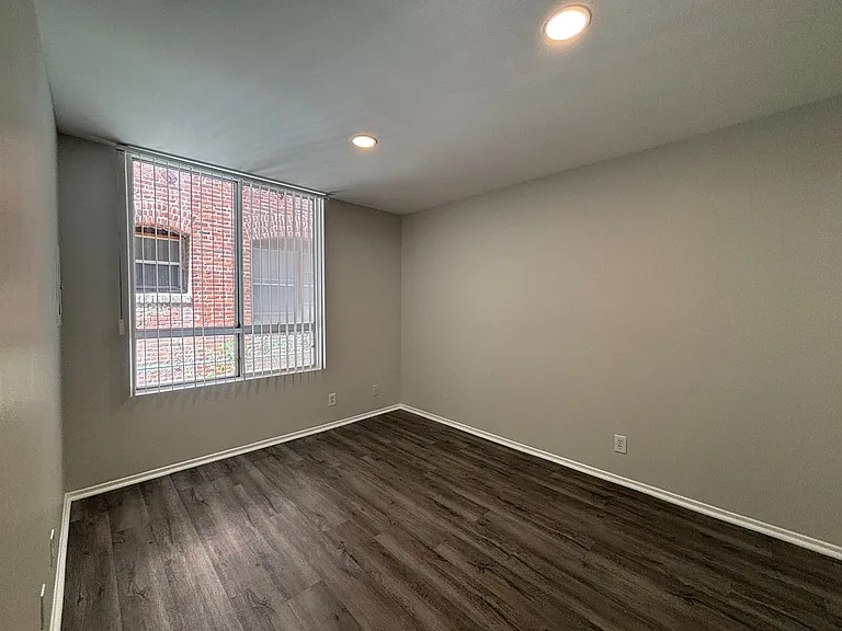 314 South Manhattan Place — Photo 14