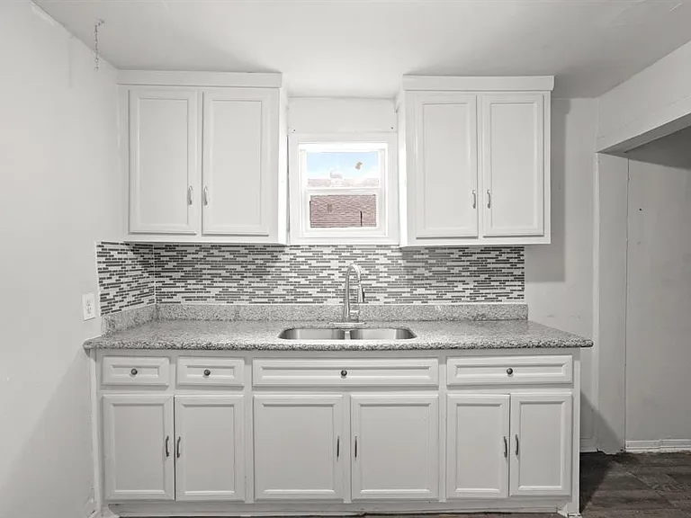 2 bed, 1.0 bath, 700 sqft, $1,300 — Photo 10