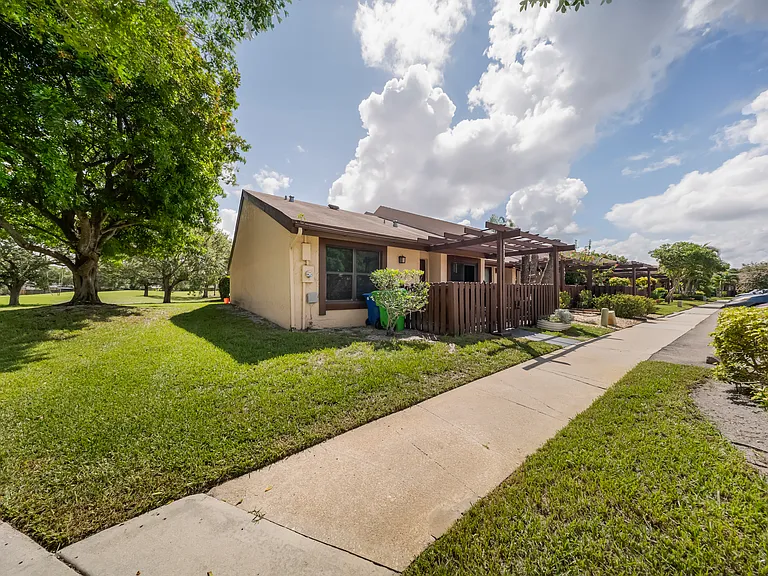 8397 NW 37th Pl — Photo 16