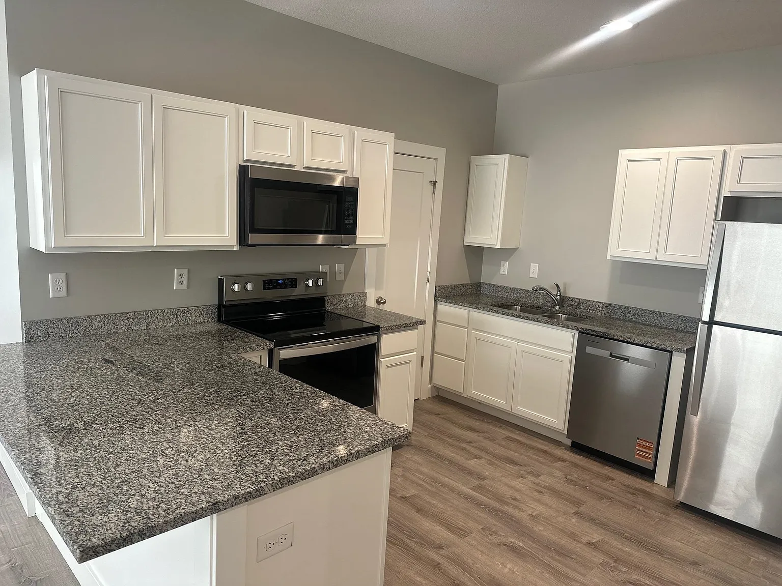 3 bed, 1200 sqft, $1,550 — Photo 4