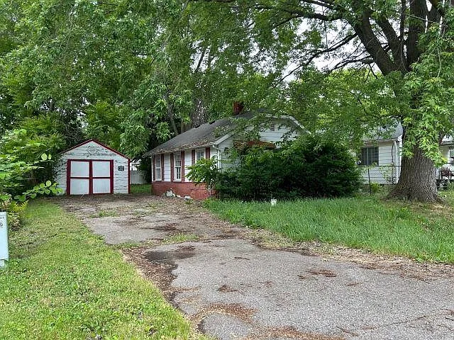 1051 W Schumacher Ave photo 1
