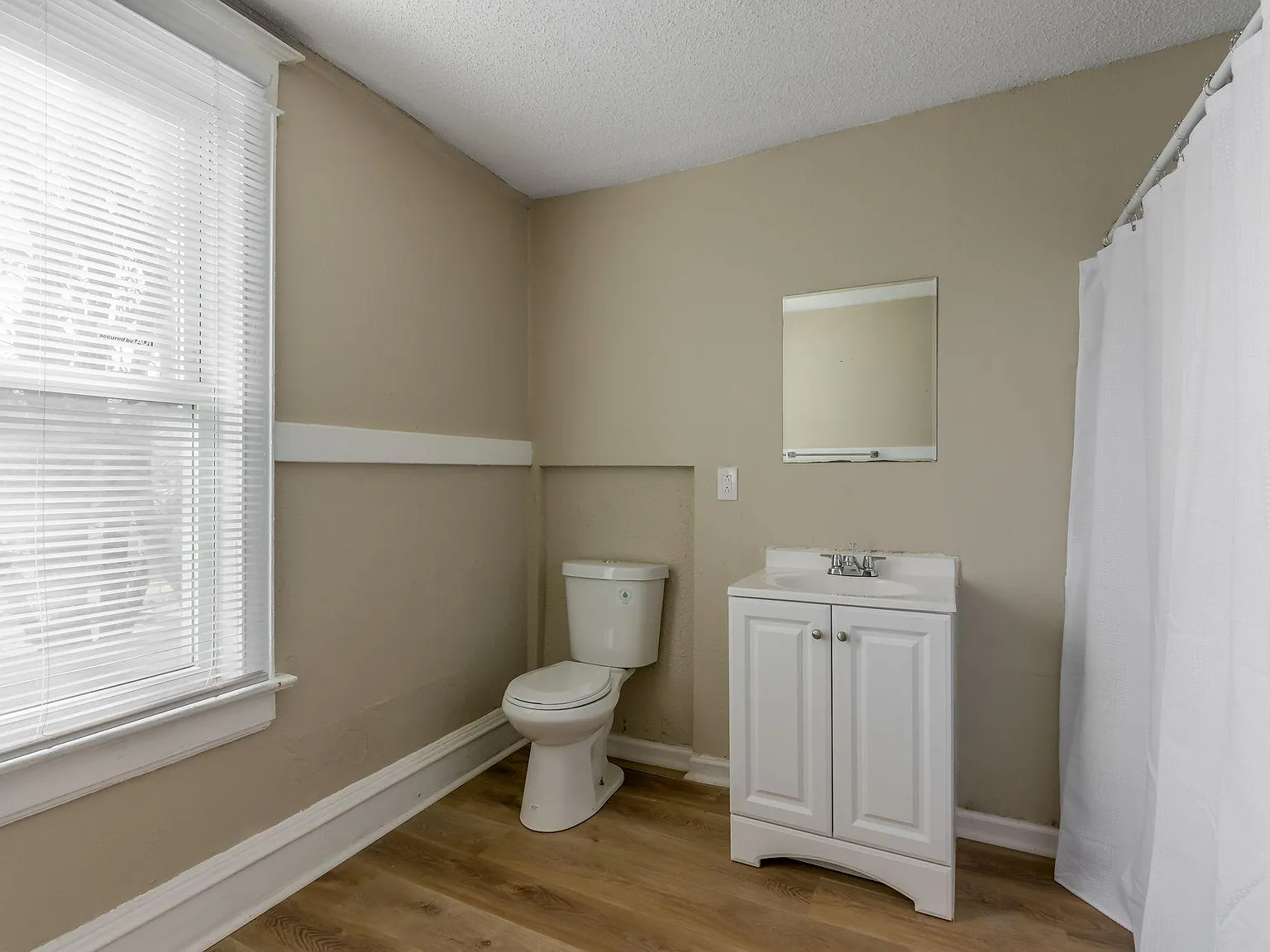 4 bed, 2.0 bath, 1662 sqft, $637 — Photo 3