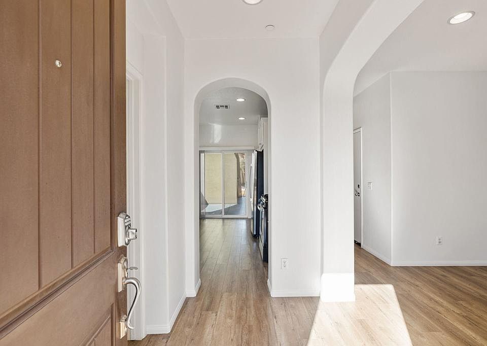 1st image of 502 Calle Vibrante