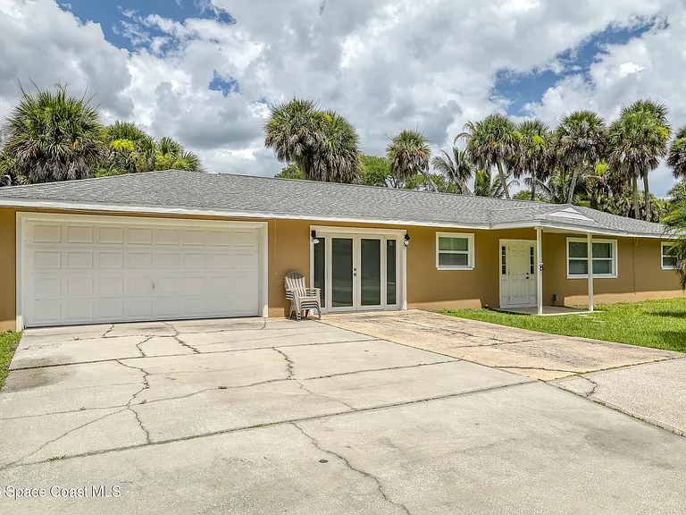 215 Pelican Dr — Photo 1