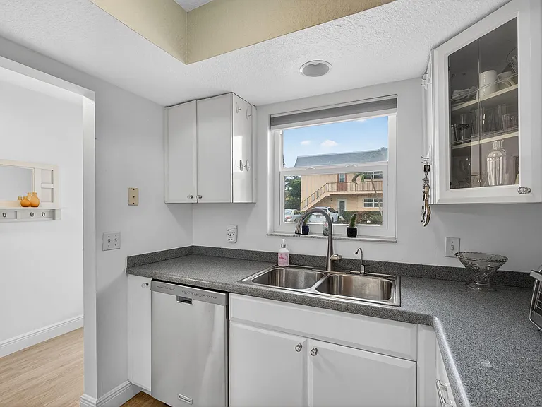 2950 SE Ocean Blvd — Photo 16