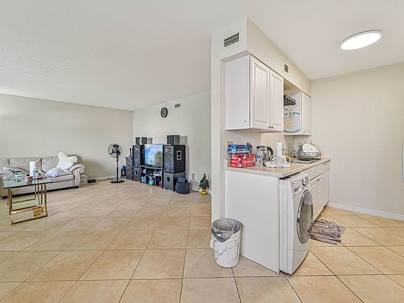 5th image of 4633 Bayshore Dr APT M1
